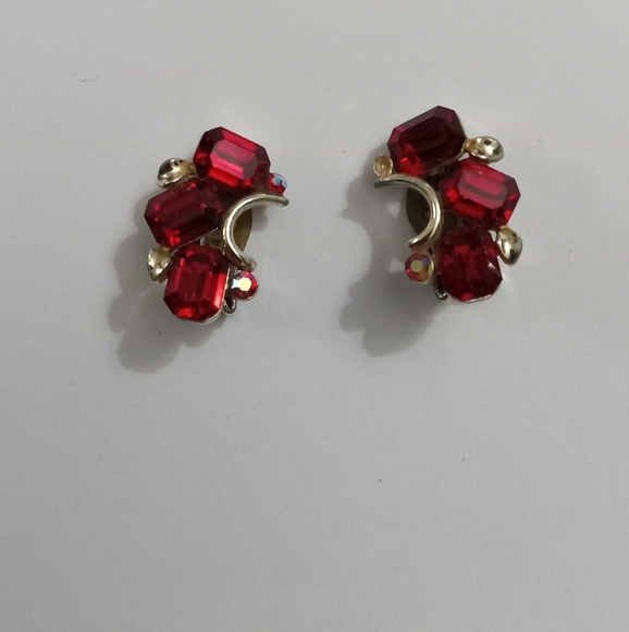Lisner Ruby Red Clip-On Vintage Earrings - Picture 2 of 4